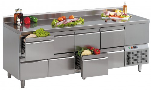 Counter with ventilated cooling and capacity of  550 liters